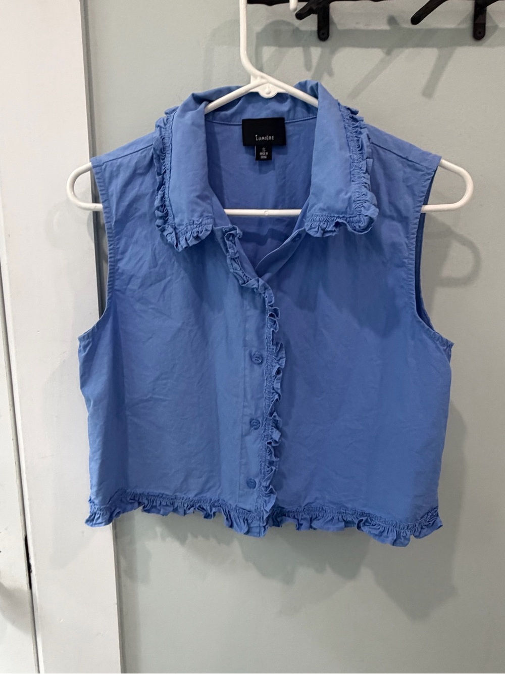 Cute blue crop sleeveless blouse with ruffle trim.  Juniors Small